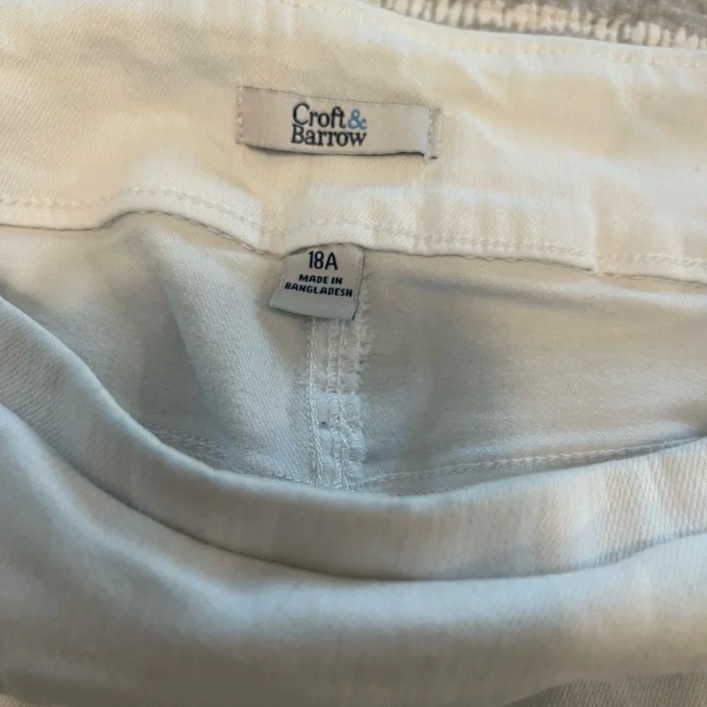 Croft & Barrow white Jean Bermuda Shorts size 18A stretch pull on - Picture 3 of 6